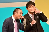 千鳥。大悟（左）扮する白平（はくべい）のジョークが冴える。