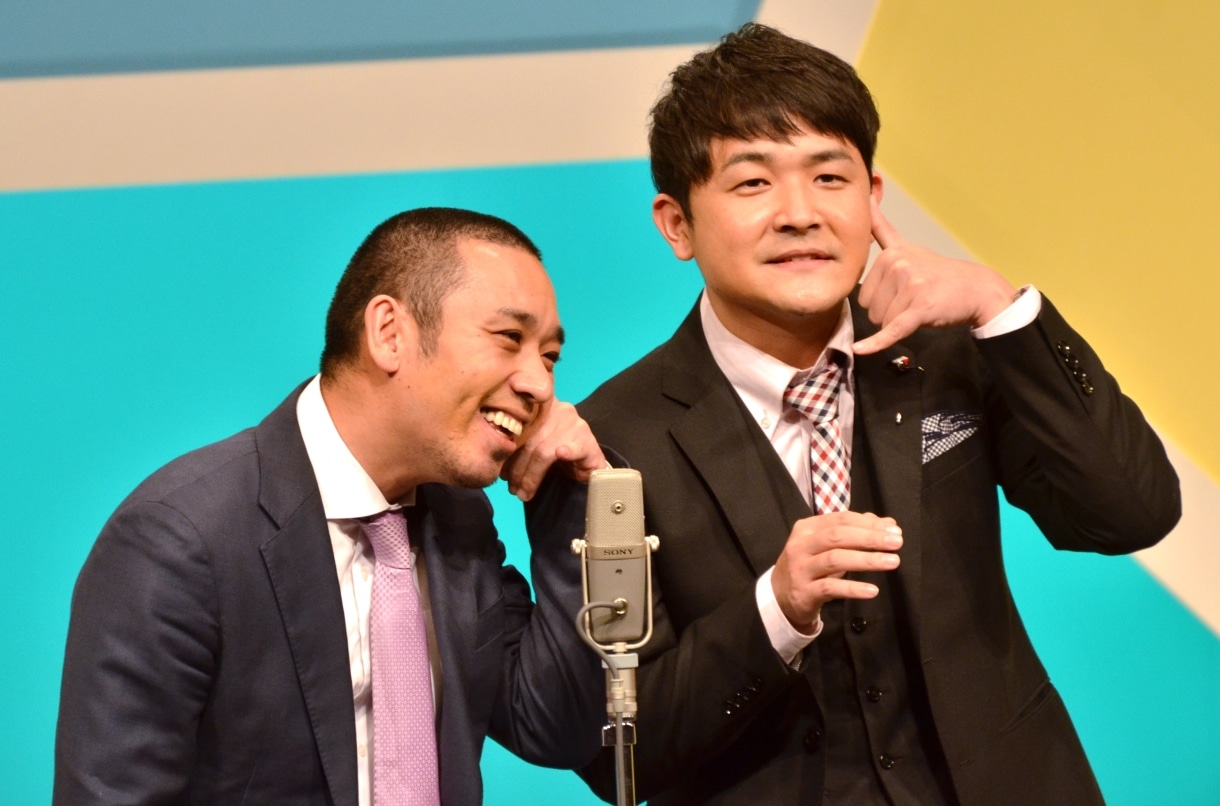 千鳥。大悟（左）扮する白平（はくべい）のジョークが冴える。