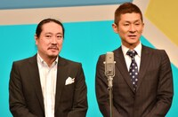 笑い飯。行列のできるラーメン屋を舞台にした漫才が展開された。