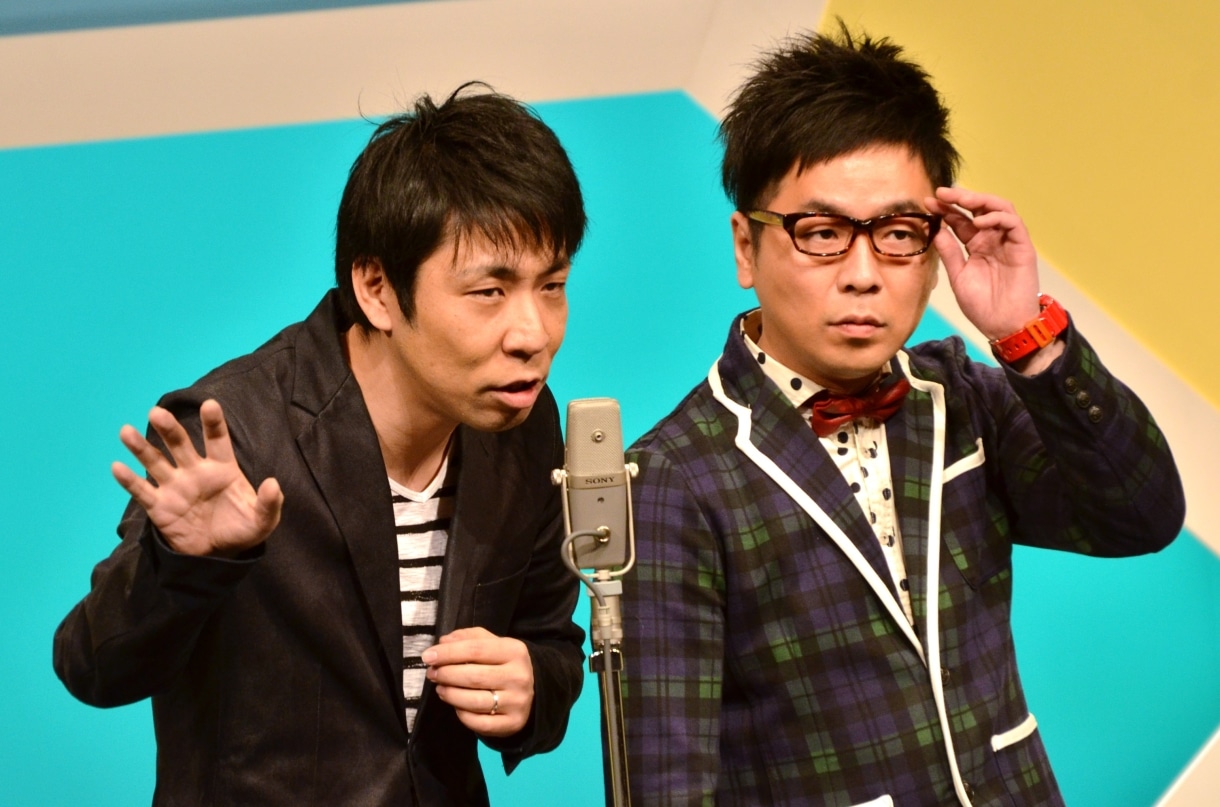 パンクブーブー。佐藤（左）が病院での怖い話を披露するが、聞く者の予想をことごとく裏切る。
