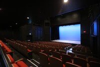 新劇場「よしもと幕張イオンモール劇場」の内観。