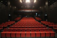 新劇場「よしもと幕張イオンモール劇場」の内観。