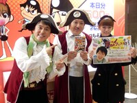 マンガ「『サキよみジャンBANG！』発 ザリパイ先生の4コマ漫画コ～ナ～DARO！」1巻の手売り販売会を実施したアメリカザリガニ平井（中央）。アメリカザリガニ柳原、平井の妻も応援に駆けつけた。