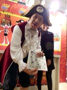 平井の妻が描いたというイラストが載っているページを示すアメザリ平井。