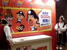 「ジャンプフェスタ2014」初日、早々に500冊を完売したアメリカザリガニ平井（右）。