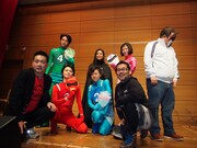 「たまたま」（テレビ埼玉）の公開収録が行った北海道テレビ藤村忠寿ディレクター（右）と読売テレビ西田二郎プロデューサー（左）。中央は「合体戦士アワサルンジャー改め捜索戦士サガスンジャー」。