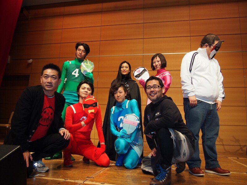 「たまたま」（テレビ埼玉）の公開収録が行った北海道テレビ藤村忠寿ディレクター（右）と読売テレビ西田二郎プロデューサー（左）。中央は「合体戦士アワサルンジャー改め捜索戦士サガスンジャー」。