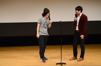 漫才師がセンターマイクの高さを調整する様を真似して「あれカッコいいよね！」と憧れるエレキコミックの2人。