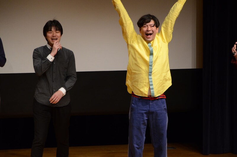 「トゥインクル1グランプリ2013」で優勝し、喜ぶYes-man。左が村山武蔵、右が越田裕。