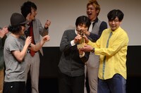 優勝したYes-manには、エレキコミックが受賞したNHK新人演芸大賞のトロフィーが贈られた。