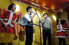 どぶろっくと、イベントをサポートした牧野ステテコ（左端）、石出奈々子（右端）。