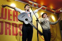 「もしかしてだけど」歌唱中に、ファンとのコール＆レスポンスを展開するどぶろっく。