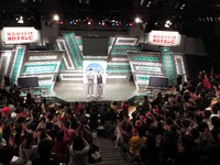 万雷の拍手で迎えられたレイザーラモン。