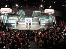 万雷の拍手で迎えられたレイザーラモン。