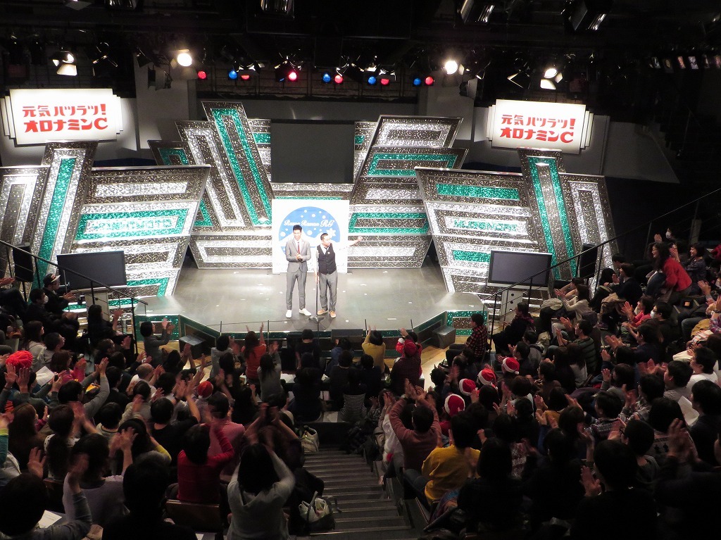 万雷の拍手で迎えられたレイザーラモン。