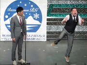 幻の漫才の一場面。