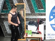 舞台上に用意されたあるあるセットでイズロックに着替えるRG。