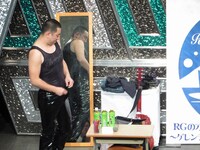 舞台上に用意されたあるあるセットでイズロックに着替えるRG。