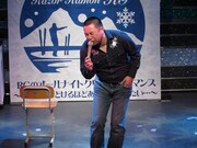 こだわりのマイクの持ち方をする松山千春。