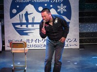 こだわりのマイクの持ち方をする松山千春。