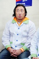 ドラマ「LOVE理論」に出演するロバート秋山。(c)テレビ東京