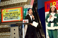 「大爆笑ギャグ」を披露するよう出演者に要求するタケト（中央）。