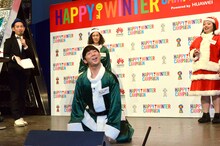 カエルのモノマネを披露するピース綾部（中央）。