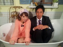 DVD「下田美咲って誰？」に収録される「“愛”のブチあがりスペシャル対談」を実施したチュートリアル徳井と下田美咲。