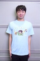 エレ片Tシャツ 今立進モデルを着用したエレキコミック今立。（撮影：水野嘉之）