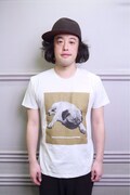 エレ片Tシャツ やついいちろうモデルを着用したエレキコミックやつい。（撮影：水野嘉之）