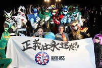 映画「キック・アス／ジャスティス・フォーエバー」の上映記念イベントに登場した（手前左から）ゴー☆ジャス、赤ペン瀧川先生と、ご当地ヒーローたち。