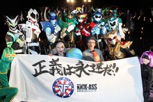 映画「キック・アス／ジャスティス・フォーエバー」の上映記念イベントに登場した（手前左から）ゴー☆ジャス、赤ペン瀧川先生と、ご当地ヒーローたち。
