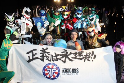 映画「キック・アス／ジャスティス・フォーエバー」の上映記念イベントに登場した（手前左から）ゴー☆ジャス、赤ペン瀧川先生と、ご当地ヒーローたち。
