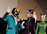 ご当地ヒーローを紹介するゴー☆ジャス（中央）。