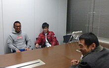 スマホ向けオークションサービス「パシャオク」の「えがお∞（むげんだい）プロジェクト　キングピロムとカラテカ入江が忘年会を盛上げてくれる」の様子。