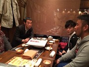 スマホ向けオークションサービス「パシャオク」の「えがお∞（むげんだい）プロジェクト　キングピロムとカラテカ入江が忘年会を盛上げてくれる」の様子。