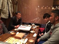 スマホ向けオークションサービス「パシャオク」の「えがお∞（むげんだい）プロジェクト　キングピロムとカラテカ入江が忘年会を盛上げてくれる」の様子。