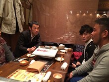 スマホ向けオークションサービス「パシャオク」の「えがお∞（むげんだい）プロジェクト　キングピロムとカラテカ入江が忘年会を盛上げてくれる」の様子。