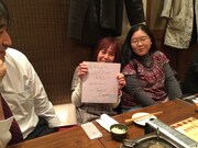 スマホ向けオークションサービス「パシャオク」の「えがお∞（むげんだい）プロジェクト　キングピロムとカラテカ入江が忘年会を盛上げてくれる」の様子。