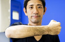 男性向け脱毛サービス「ゴリラ脱毛」のスペシャル体験モニターに起用されたアンタッチャブル柴田。