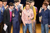 「新人内さまライブ チャンピオン大会」のMCを務めた内村光良とさまぁ～ず。