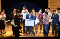 「新人内さまライブ 」年間チャンピオンに輝き、喜びを噛みしめるフレンチブル（中央）。