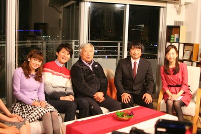 「住んでる人が見たい！世界の超！絶景ハウス」に出演する（左から）平愛梨、南原清隆、三浦雄一郎、三浦豪太、 森本智子（テレビ東京アナウンサー）。 (c)テレビ東京