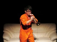 オープニングでトランペットを吹くナベ。