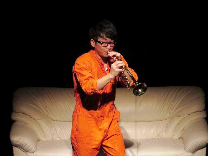 オープニングでトランペットを吹くナベ。