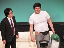 トンファー山西に勝利したマヂカルラブリー村上は、賞品の美顔器で少しハンサムになり渡辺徹似に。