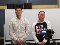 視聴者に向けて最終決戦でやる予定だった漫才を披露したレイザーラモン。