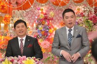 「全国おもしろニュースグランプリ2013」司会の爆笑問題。(c)テレビ朝日