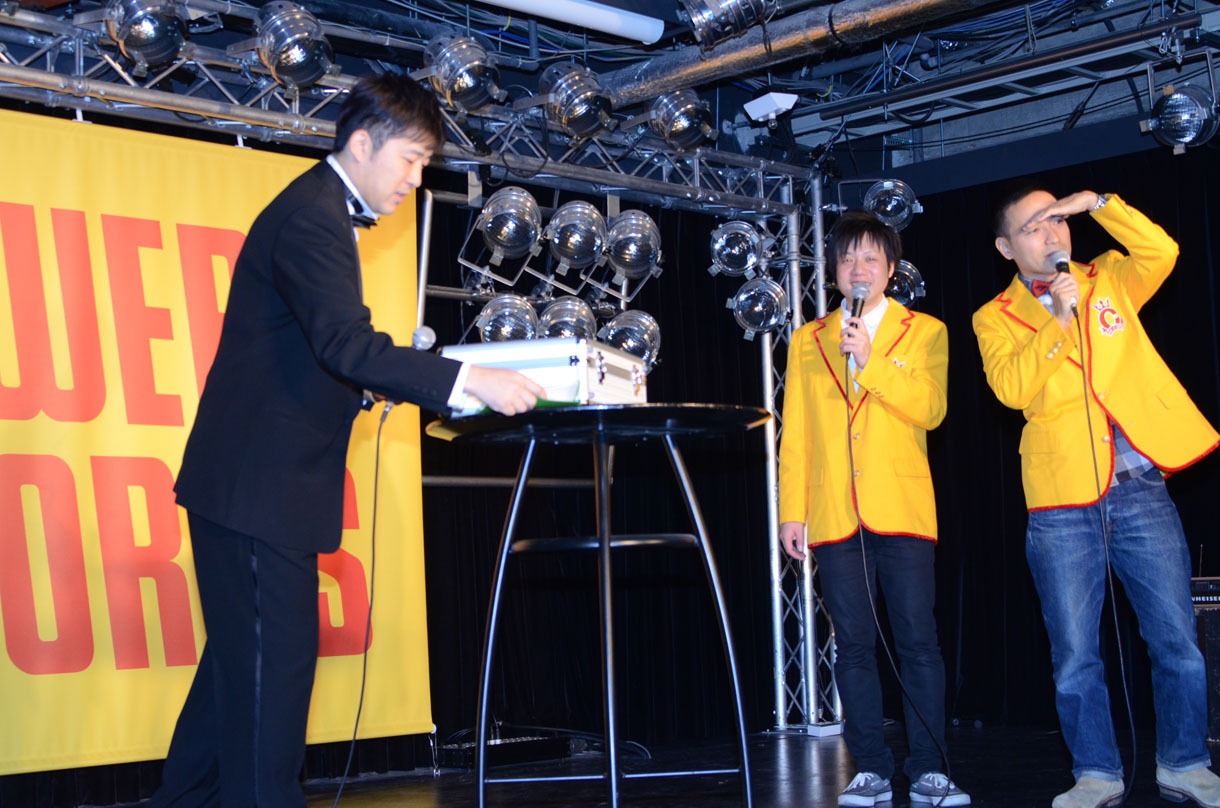 1000万円が登場すると、客席に怪しい人物が紛れ込んでいないか警戒するう大（右）。