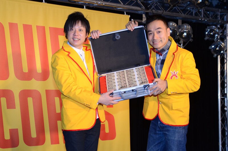 「キングオブコント2013」優勝賞金の1000万円を手にしたかもめんたる。